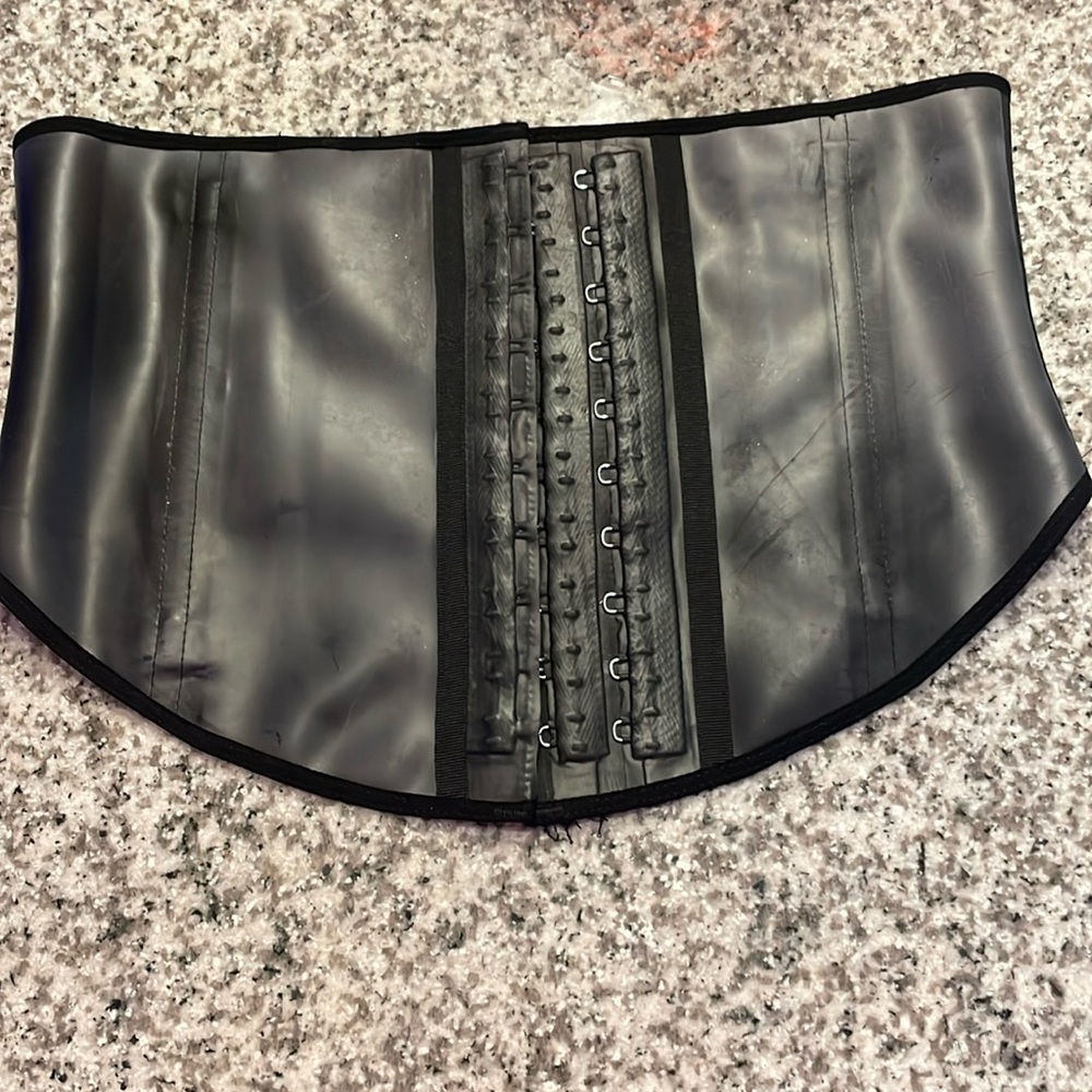 Black leather three-quarter cut waste trainer